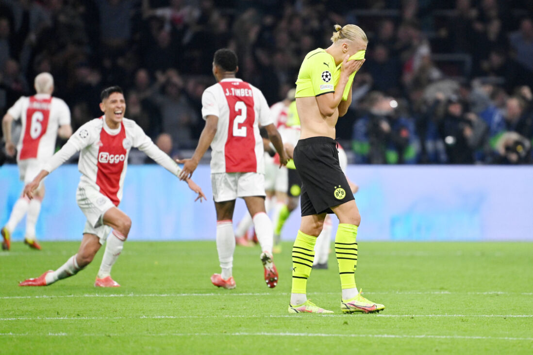 Erling Haaland baalt na de ruime nederlaag bij Ajax