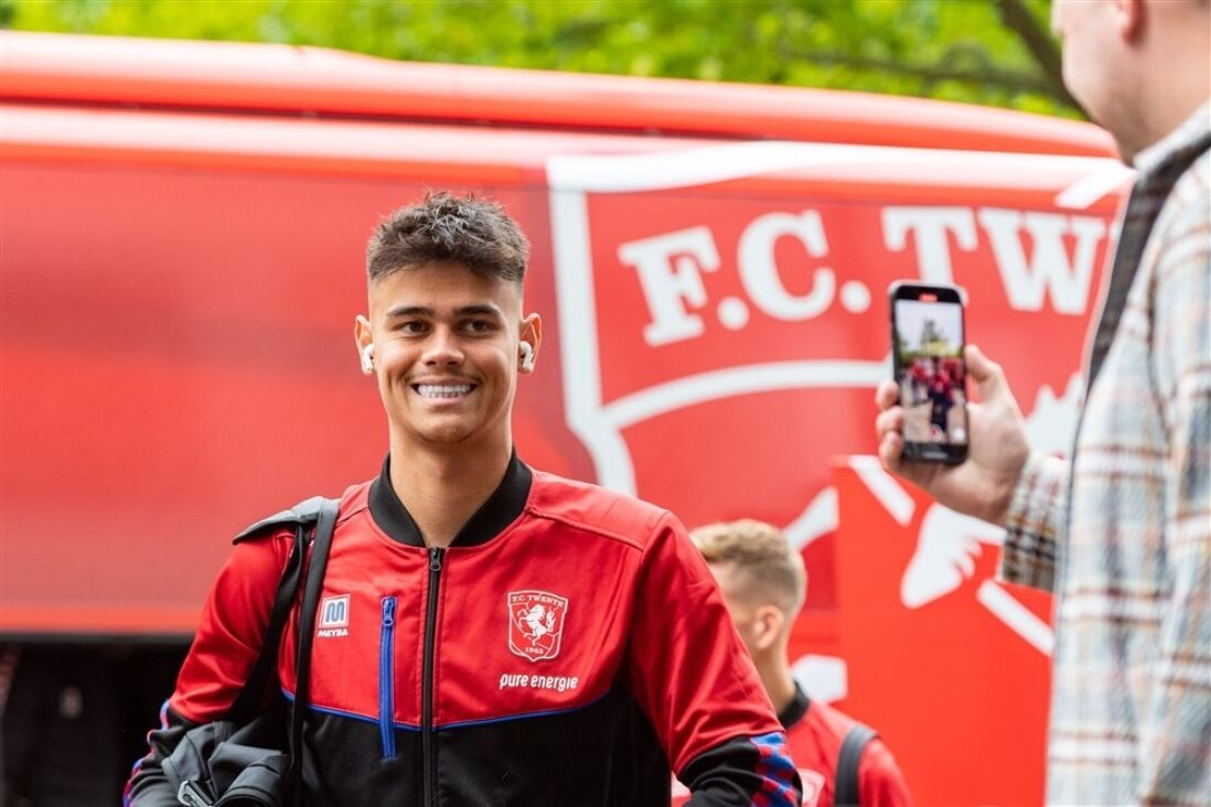 Mees Hilgers bij de spelersbus van FC Twente