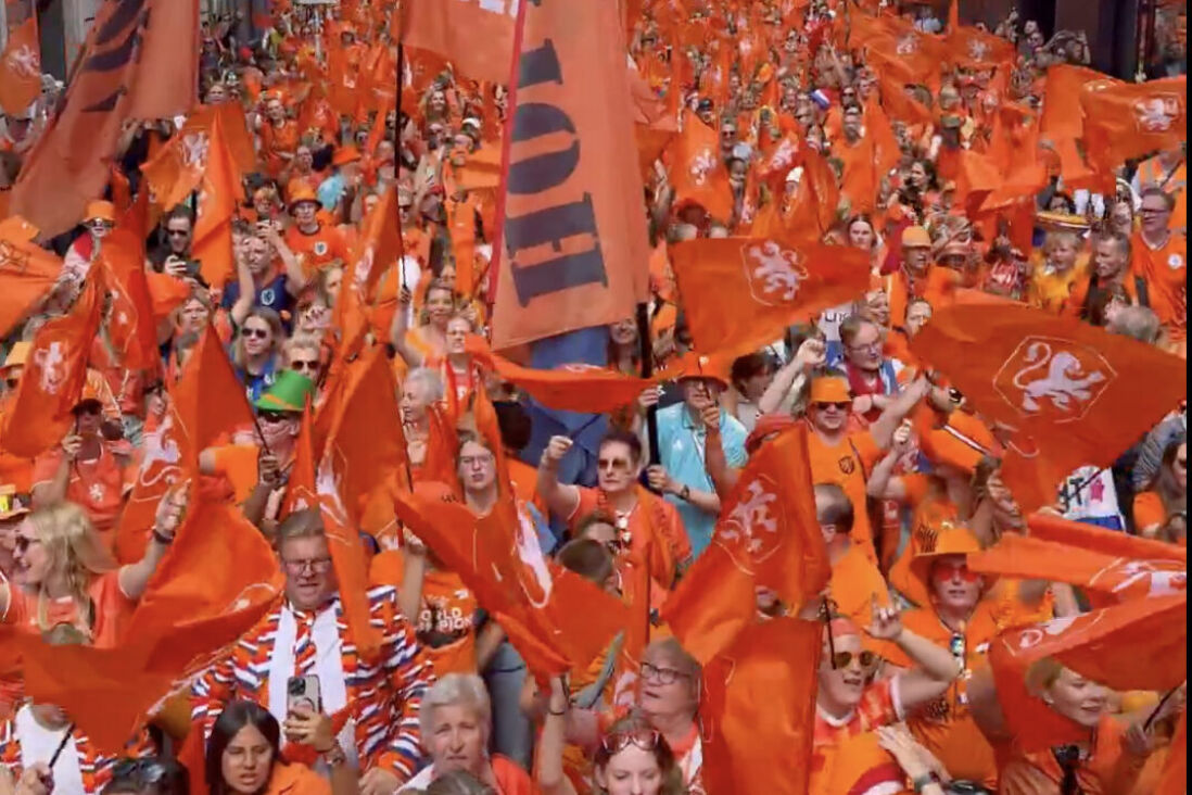 Fans van de OranjeLeeuwinnen in de fanwalk in Zürich