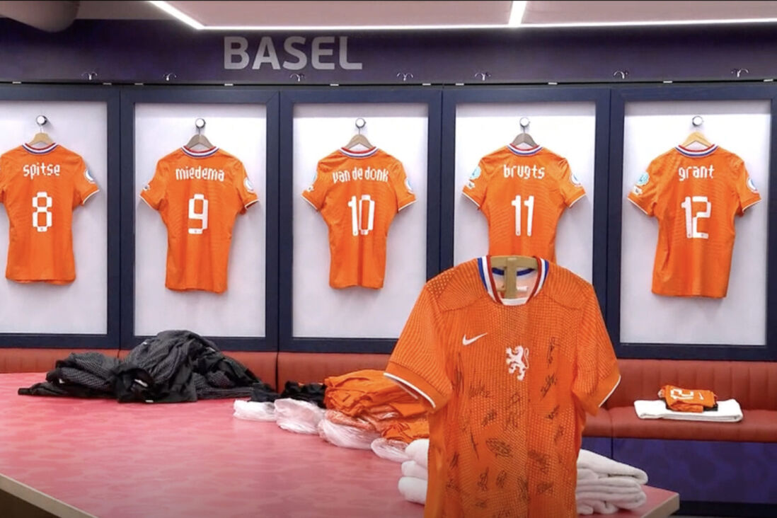 Het ondertekende shirt in de kleedkamer van Oranje