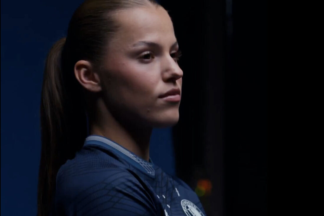 Fleur Stoit in het nieuwe uitshirt van Feyenoord