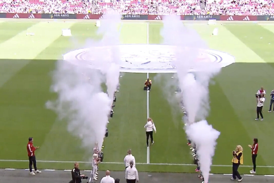 De staf van Ajax loopt het veld op tijdens de Open Dag