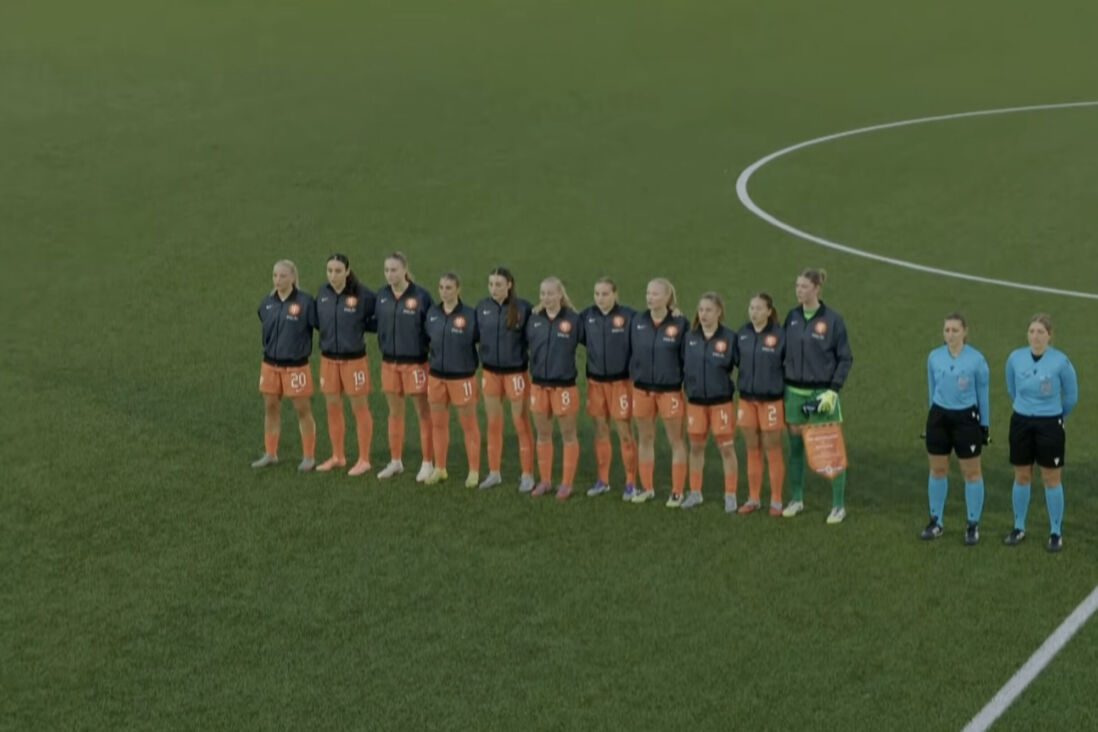 De speelsters van Oranje O19 voorafgaand aan het duel met Schotland