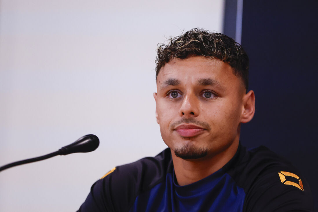 Dean James tijdens een persconferentie