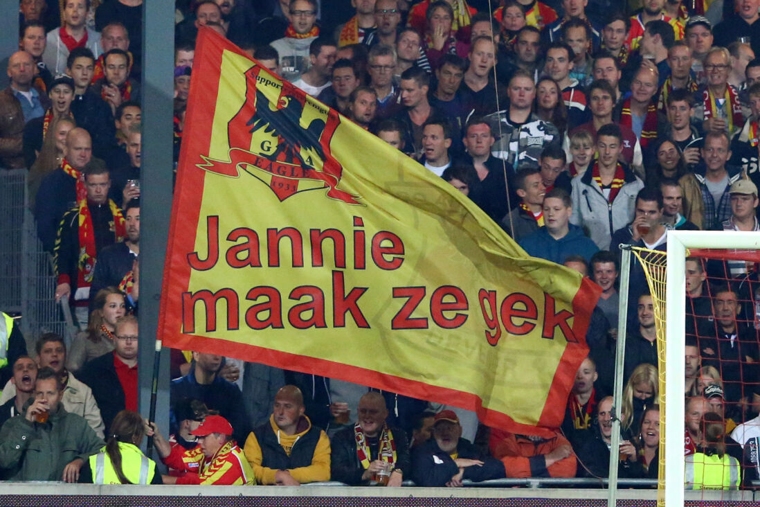 Go Ahead Eagles-fan Jannie met haar vlag