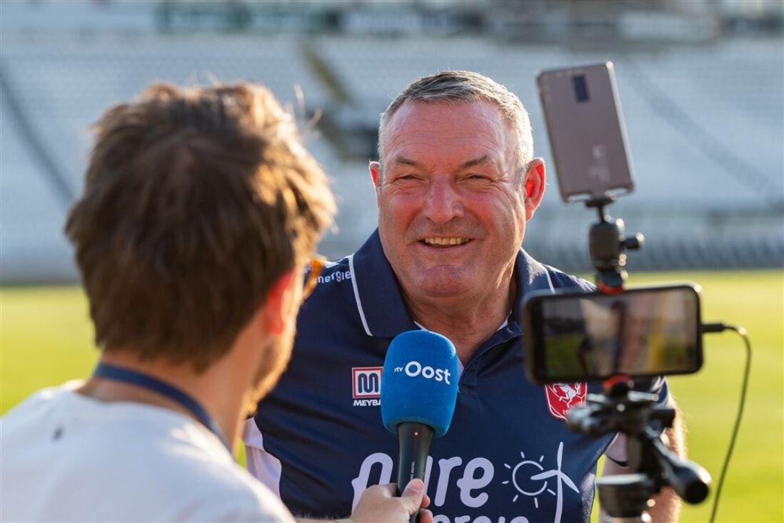 Ron Jans in Servië met RTV Oost-verslaggever Tijmen van Wissing