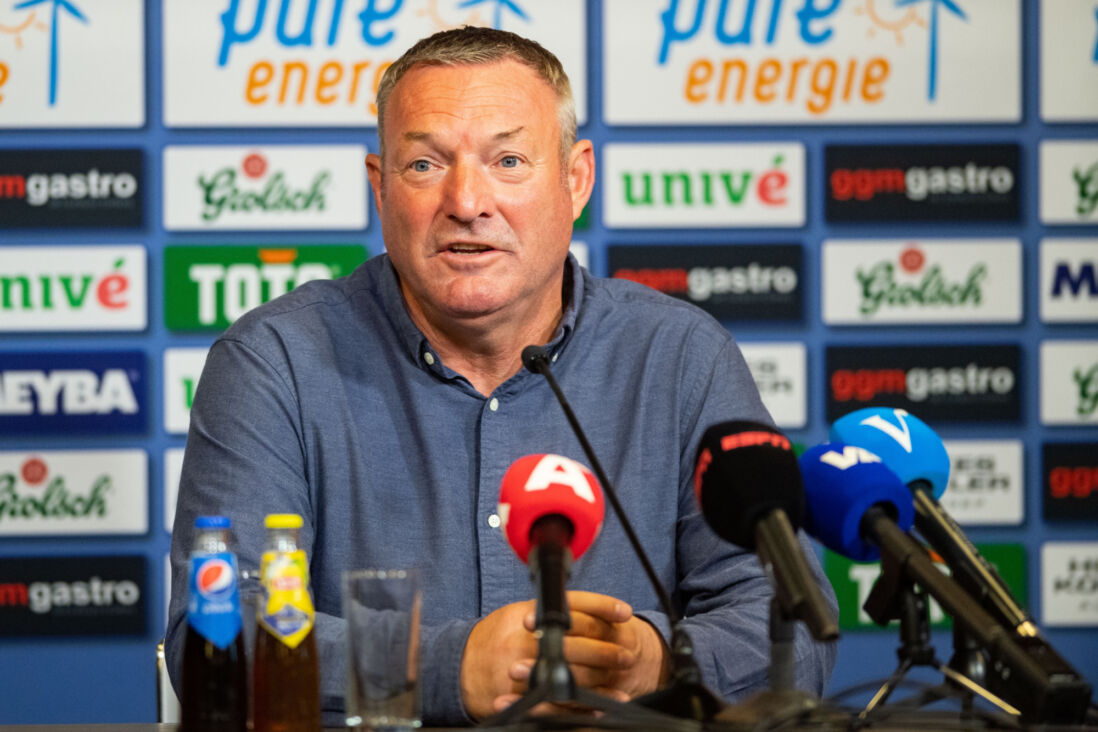 Ron Jans tijdens een persconferentie