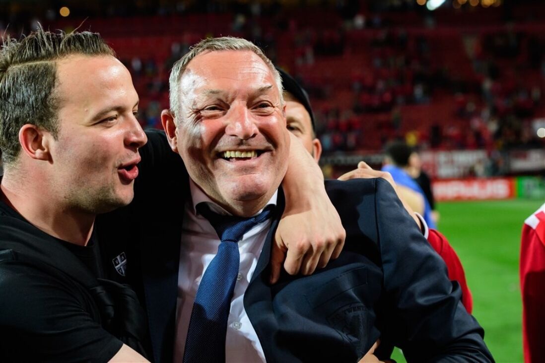 Ron Jans viert feest met een FC Twente-fan