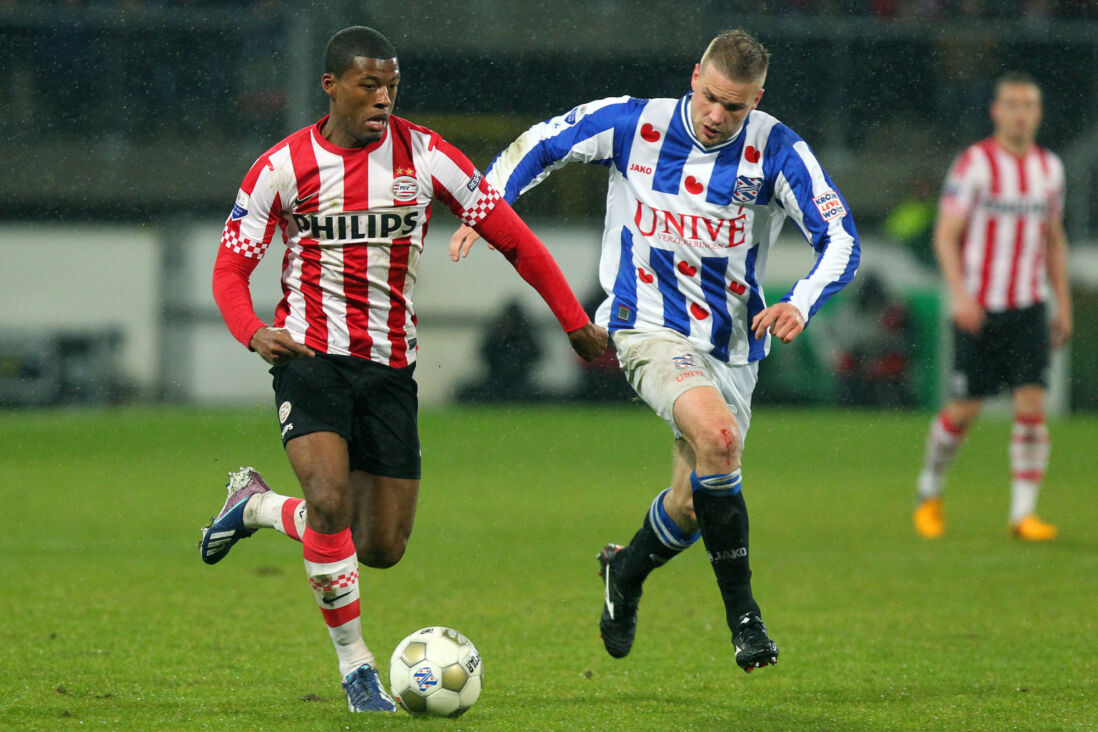 Georginio Wijnaldum in gevecht om de bal met Joey van den Berg