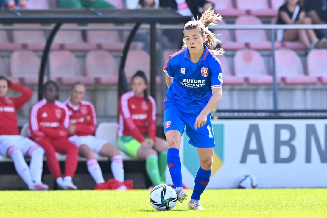 Kayleigh van Dooren in het shirt van FC Twente