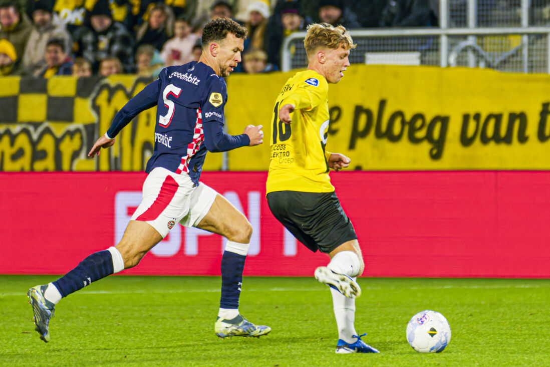 Daan van Reeuwijk in duel met Ivan Perisic