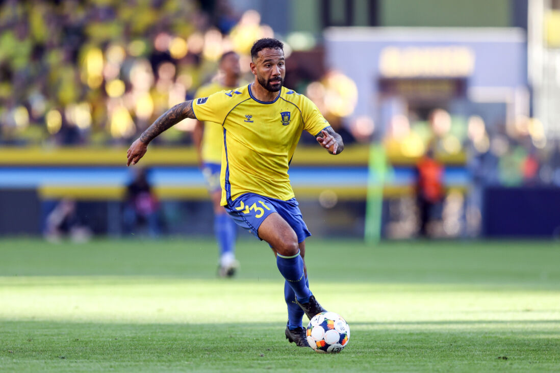 Sean Klaiber kijkt over de bal heen