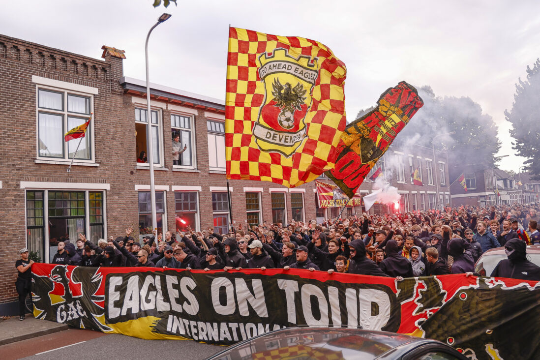 Go Ahead Eagles-fans lopen in Deventer gezamenlijk richting De Adelaarshorst