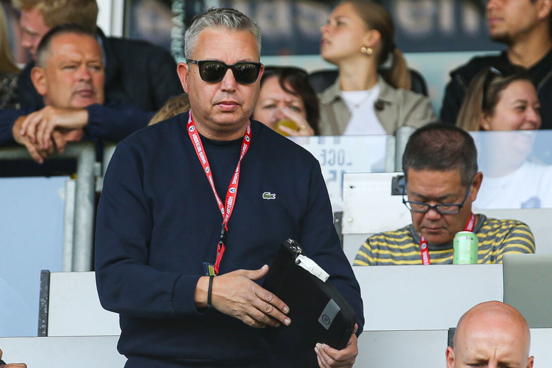 Martijn Krabbendam met een map