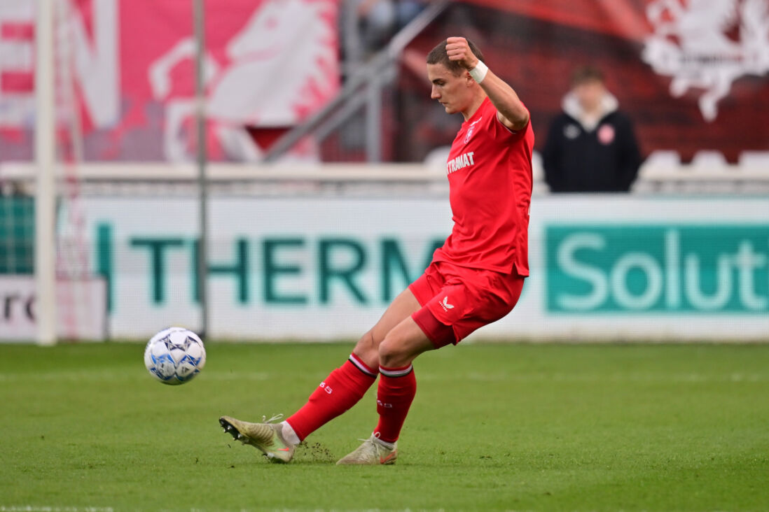 Gustaf Lagerbielke geeft een pass in De Grolsch Veste