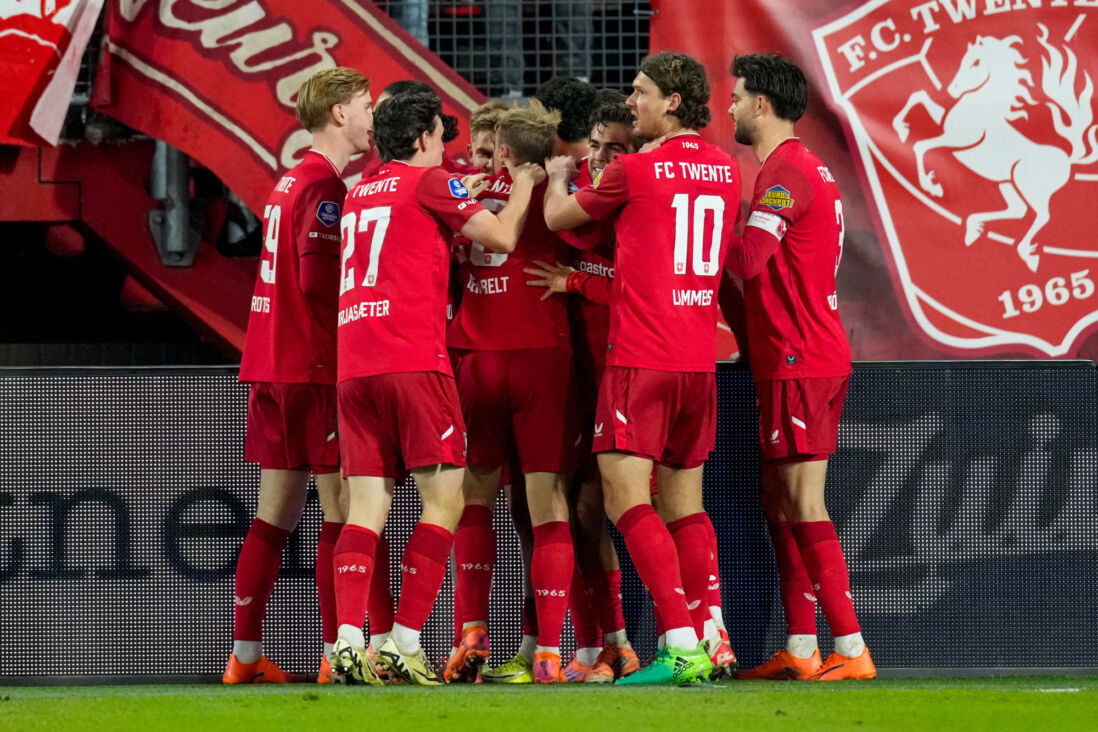 De spelers van FC Twente vieren de goal van Daan Rots tegen AZ