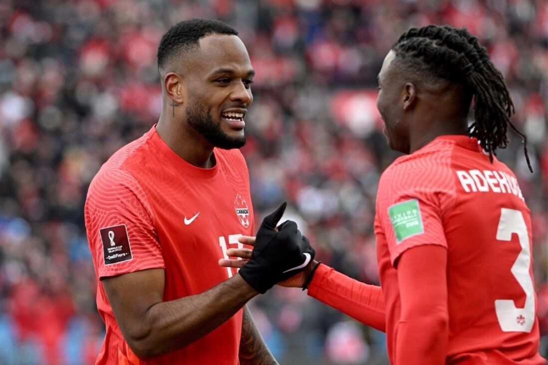 Cyle Larin (links) bij Canada