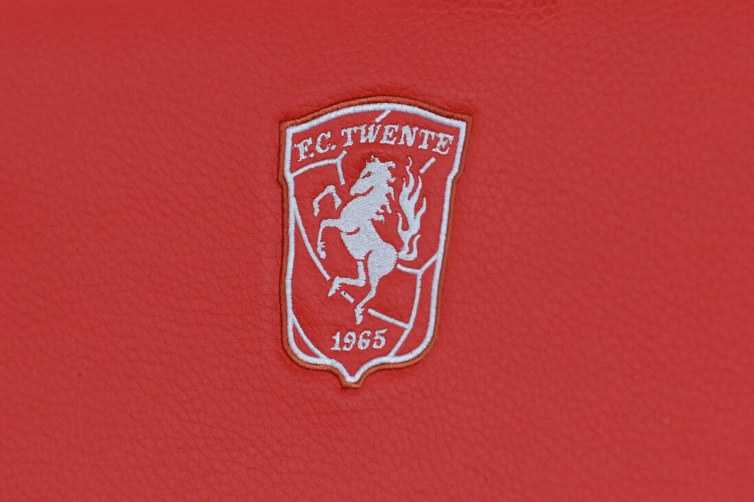 Het logo van FC Twente is veelvuldig zichtbaar in De Grolsch Veste