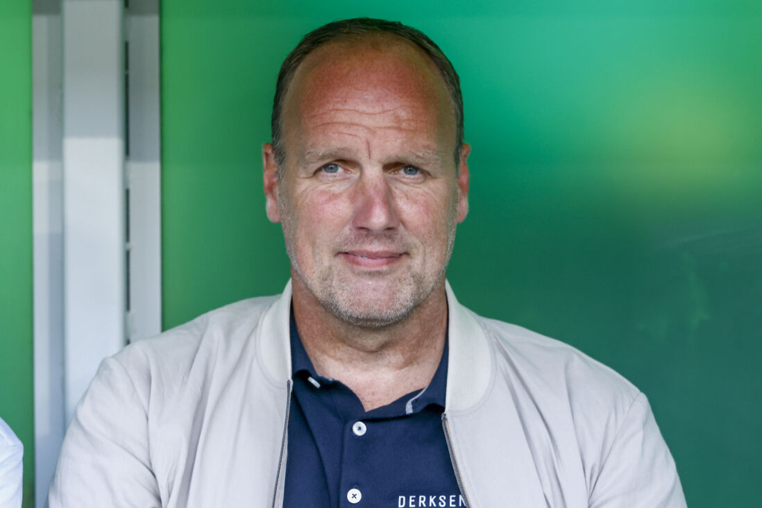 Dick Lukkien op de bank in de Euroborg