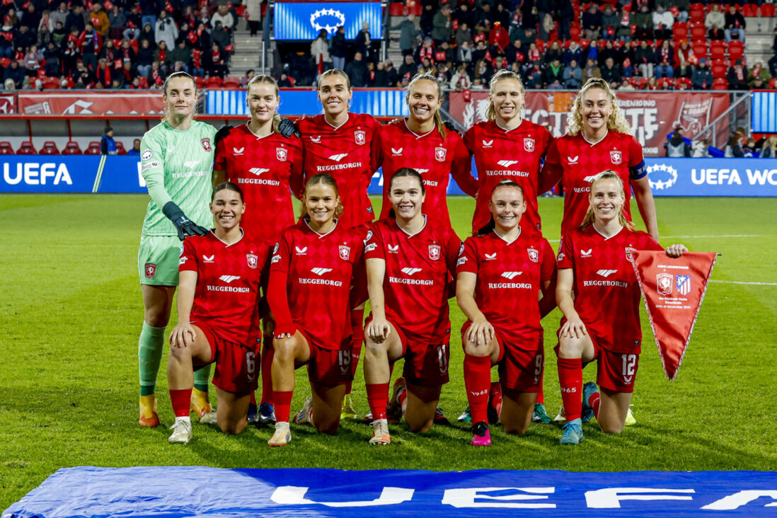 De speelsters van FC Twente voorafgaand aan het duel met Atlético Madrid