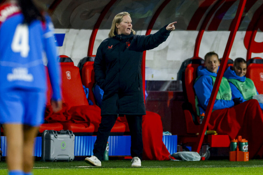 Corina Dekker langs de lijn bij FC Twente