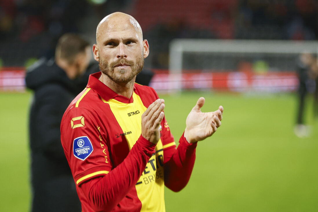 Gerrit Nauber bedankt de Go Ahead Eagles-fans in de Adelaarshorst
