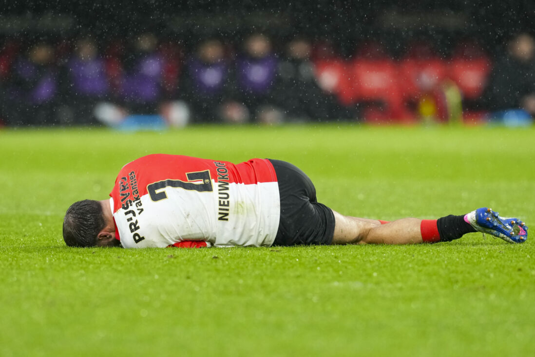 Bart Nieuwkoop ligt op de grond in De Kuip