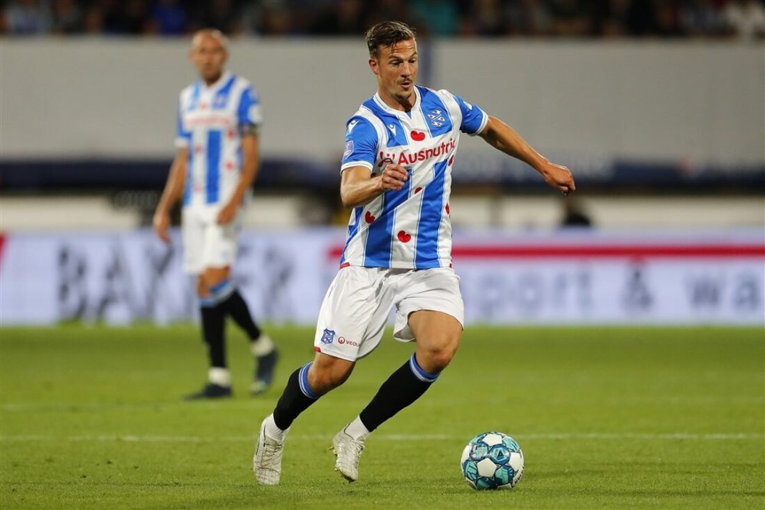 Simon Olsson aan de bal bij SC Heerenveen