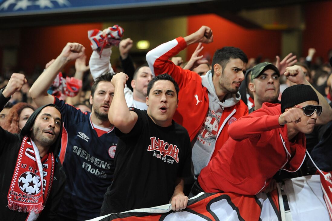 Fanatieke Olympiakos-supporters op de tribune