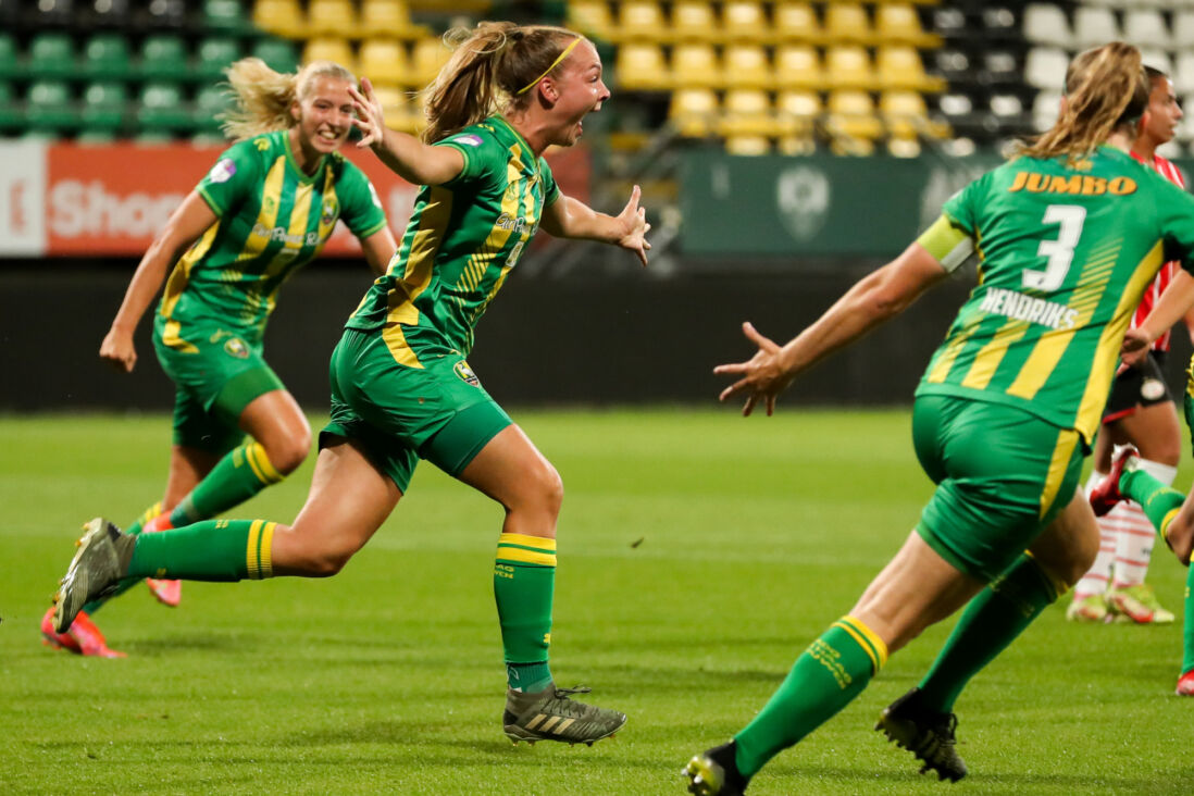 Amber Verspaget juicht na een goal namens ADO Den Haag