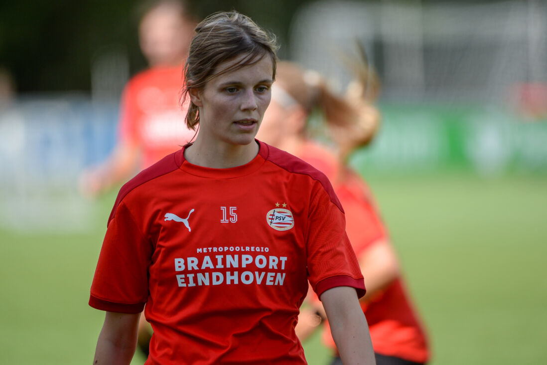 Laura Strik in het shirt van PSV