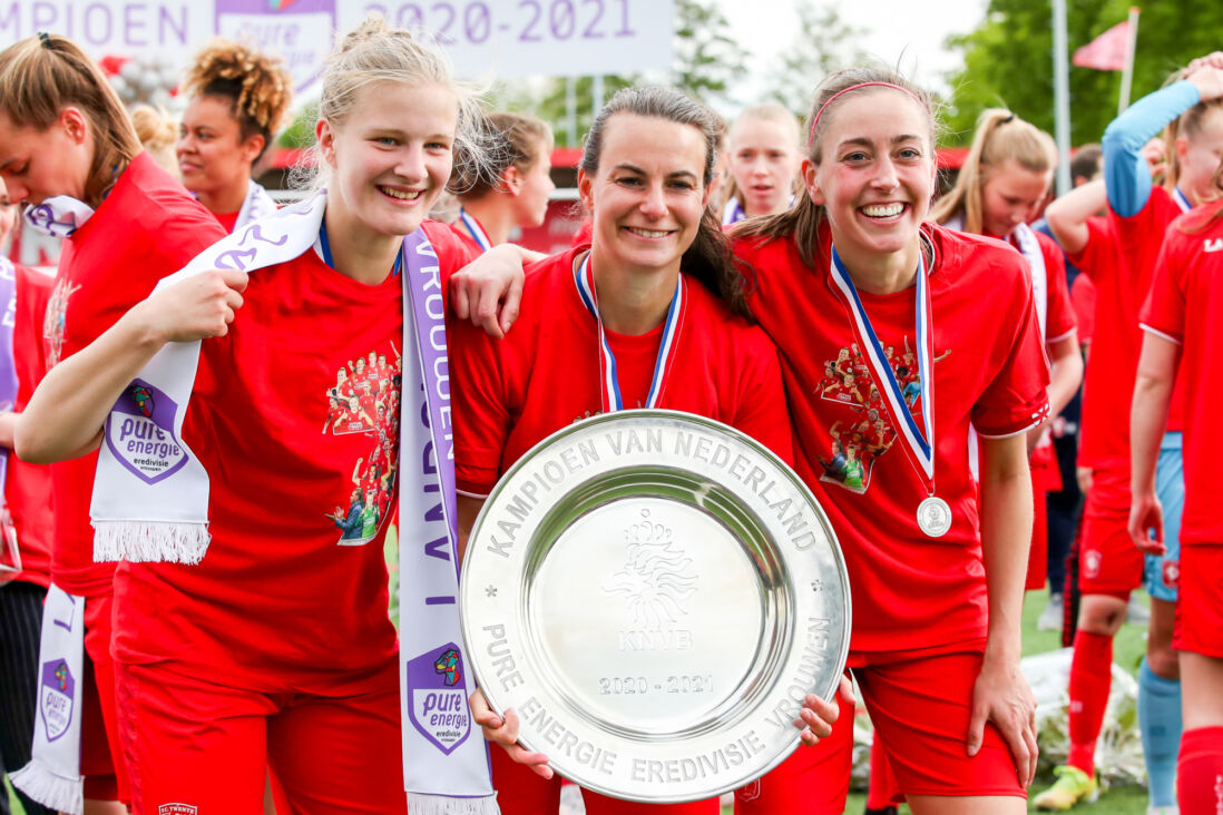 Op renate jansen anna lena stolze suzanne giesen fc twente kampioen 60aa852bd5784