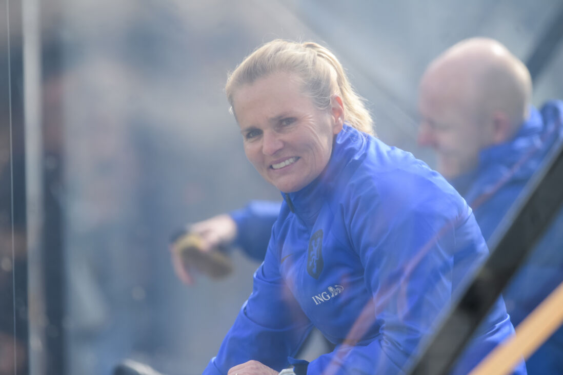 Sarina Wiegman zit in de dug-out bij de Oranje Leeuwinnen