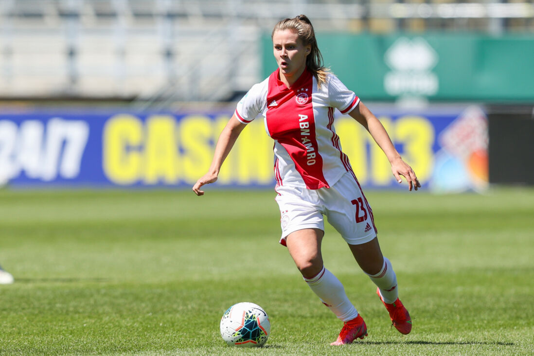 Victoria Pelova in het shirt van Ajax