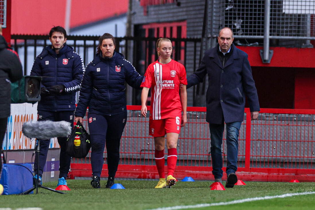 Ella Peddemors geblesseerd van het veld in De Grolsch Veste