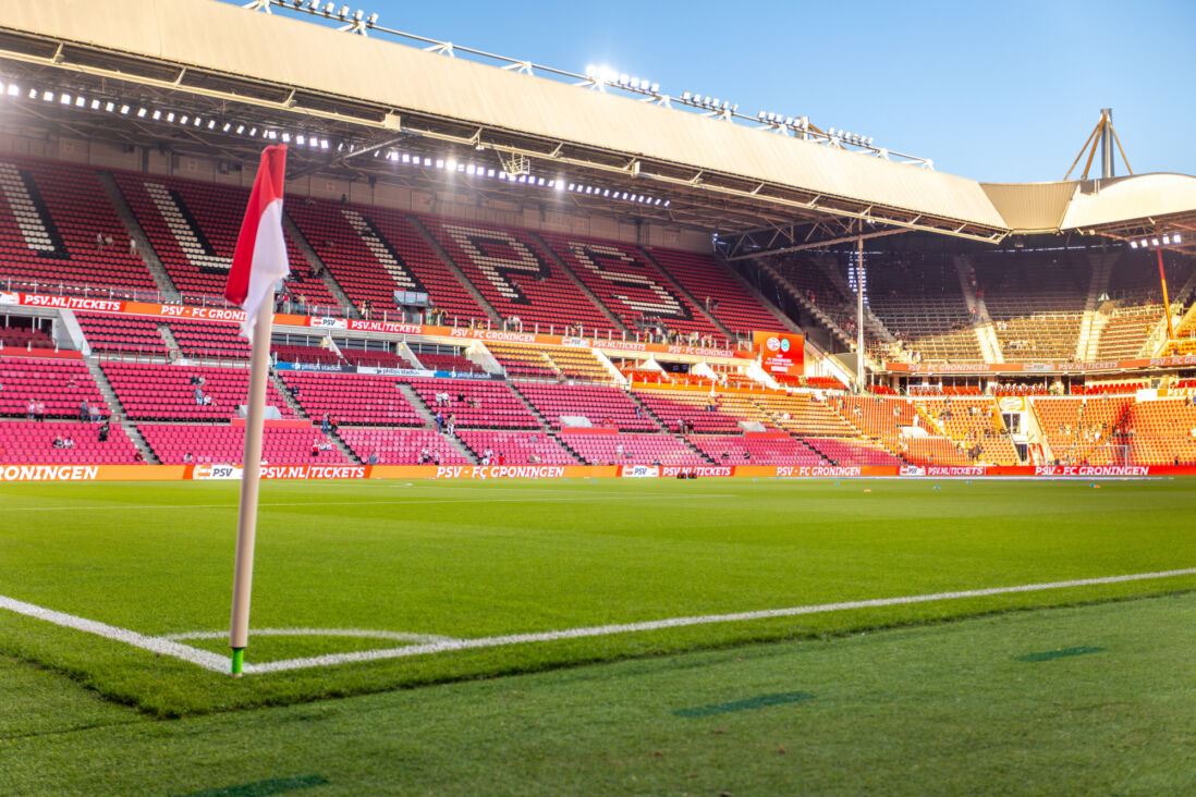 De zon schijnt door in het Philips Stadion