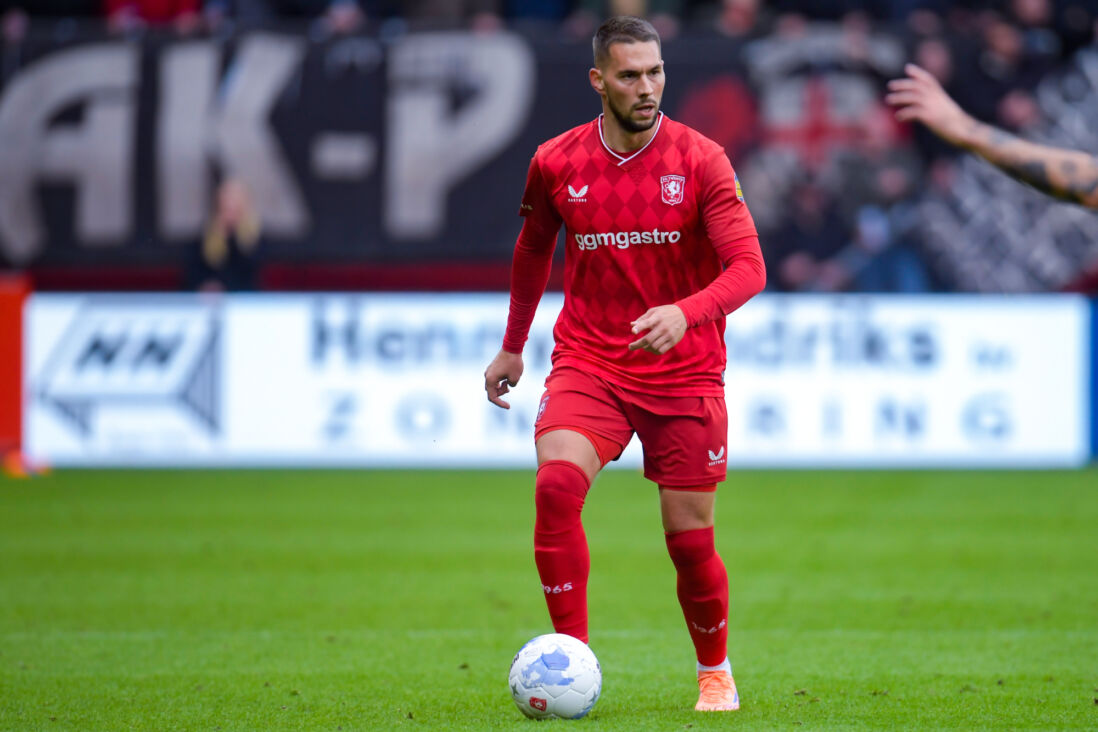 Marko Pjaca aan de bal namens FC Twente
