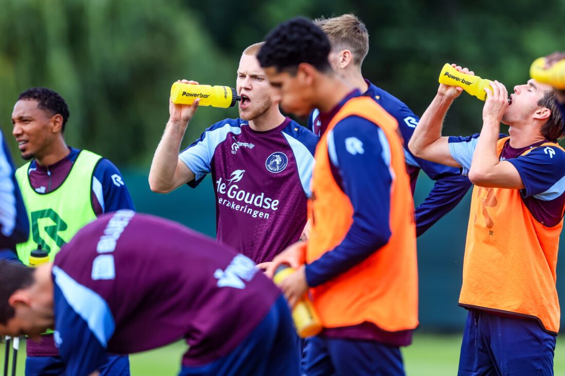 Sparta-spelers aan het drinken