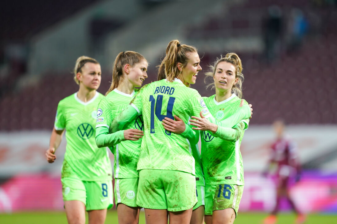 Jill Roord wordt gefeliciteerd na haar treffer tegen Servette FC