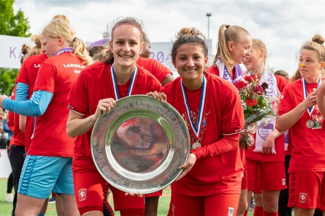 Sabrine Ellouzi en Bente Jansen met de kampioensschaal bij FC Twente