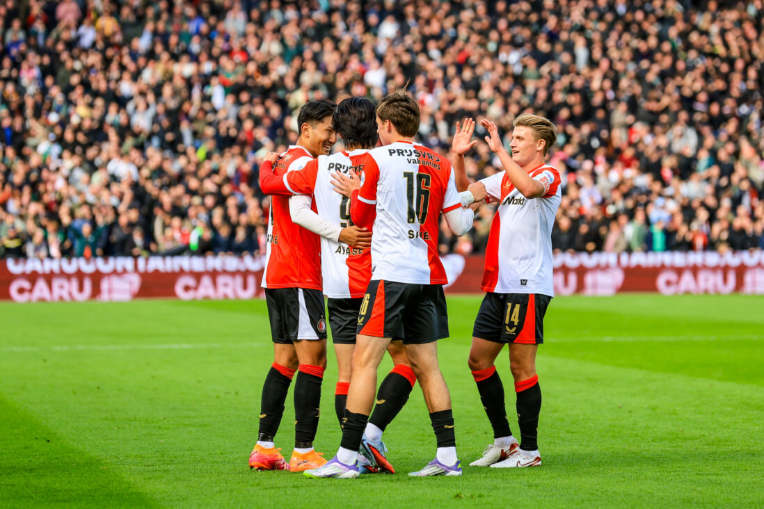 Feyenoord-spelers vieren een treffer in De Kuip