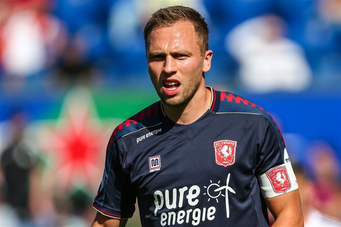 Xandro Schenk met de aanvoerdersband van FC Twente in De Kuip