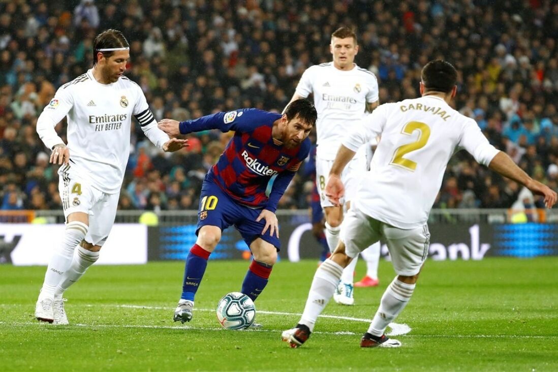Sergio Ramos in gevecht om de bal met Lionel Messi