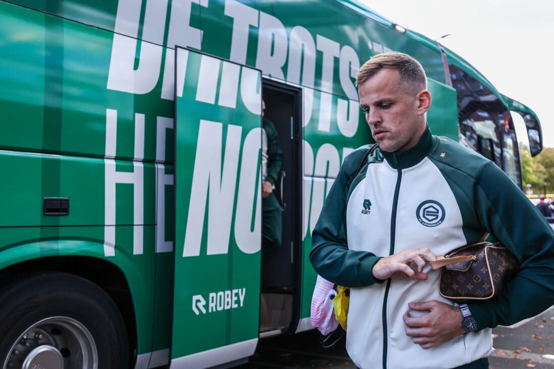Mats Seuntjens bij de spelersbus van FC Groningen