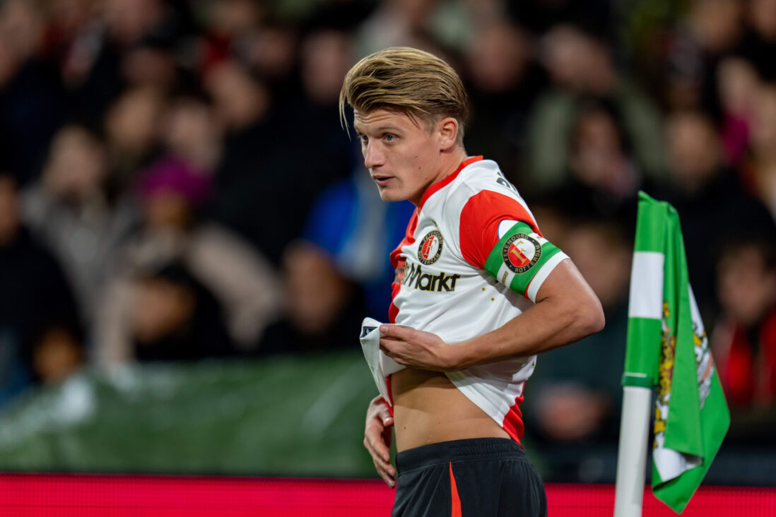 Sem Steijn neemt een corner in De Kuip