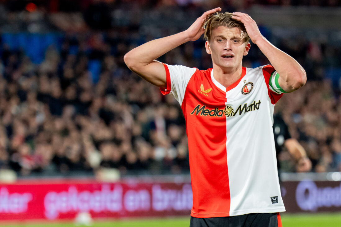 Sem Steijn baalt na een kans van Feyenoord in De Kuip