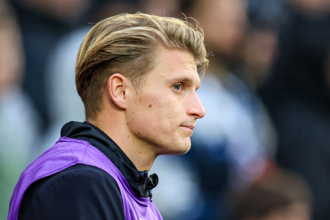 Sem Steijn kijkt toe als wissel bij Feyenoord