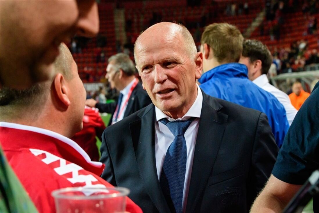 Jan Streuer viert feest met een FC Twente-fan op het veld in De Grolsch Veste