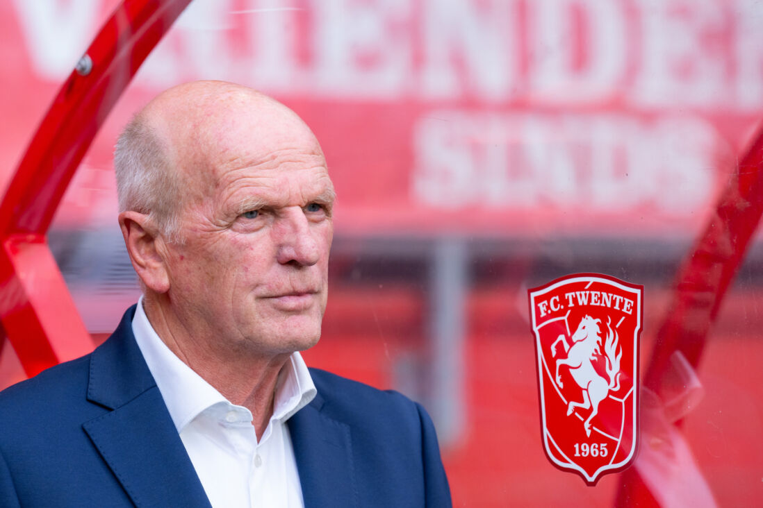 Jan Streuer kijkt toe in De Grolsch Veste