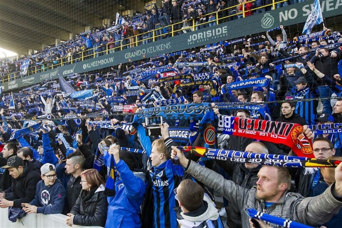 Club Brugge-supporters met sjaaltjes